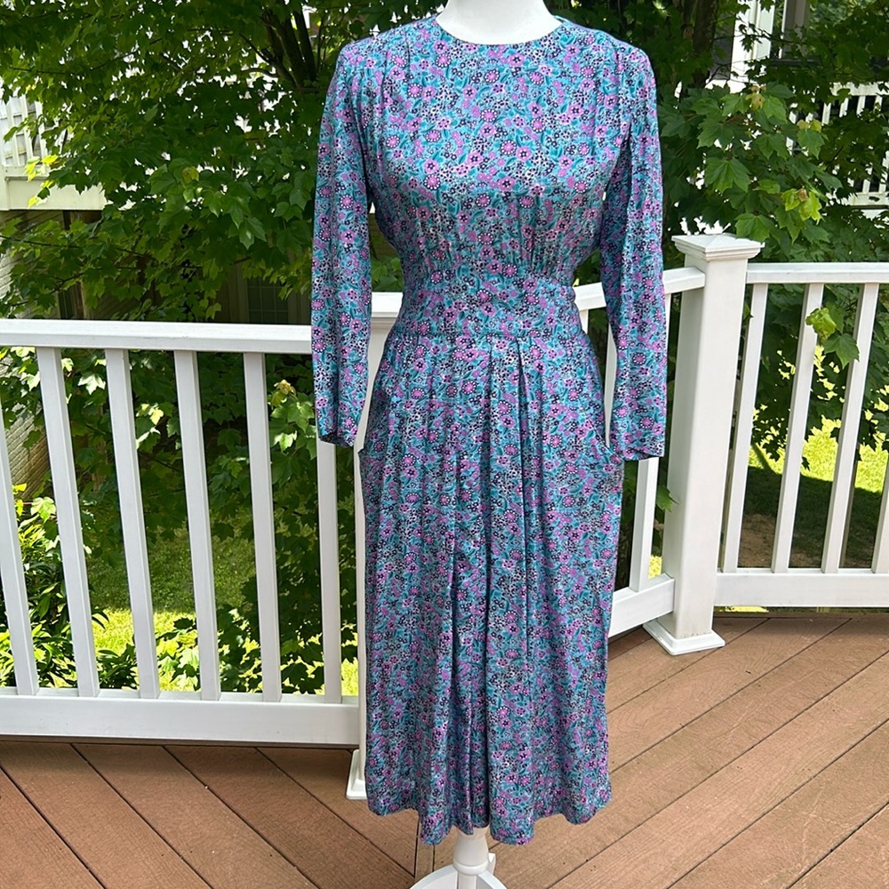 Karin Stevens 1980s blue floral rayon dress with elastic waist and pockets